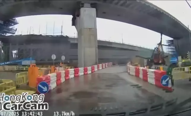 赤鱲角順匯路地盤致命工傷，工字鐵墮下瞬間。HongKong CarCam FB網頁截圖
